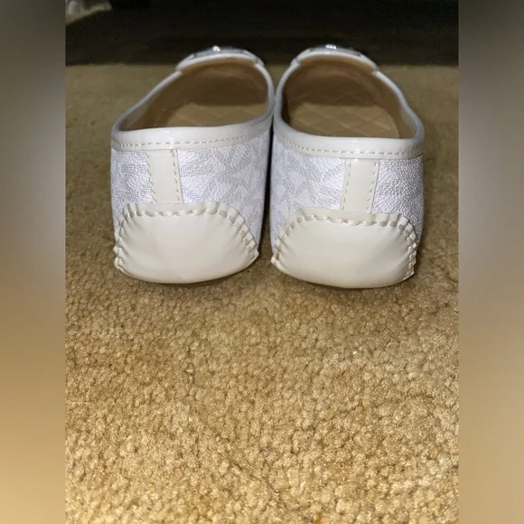 MICHAEL MICHAEL KORS WITHE FLATS. - Picture 6 of 16